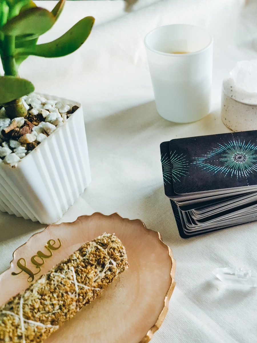 Mesa de consulta de María Romera con velas, plantas y una baraja de tarot preparada