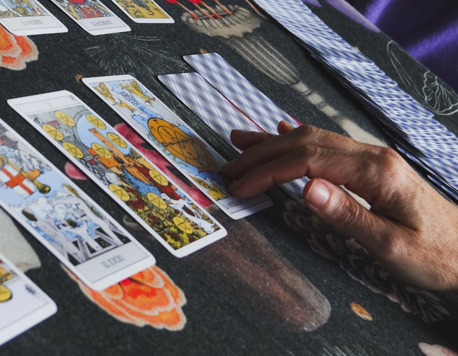 Cartas de tarot dispuestas sobre la mesa durante una lectura