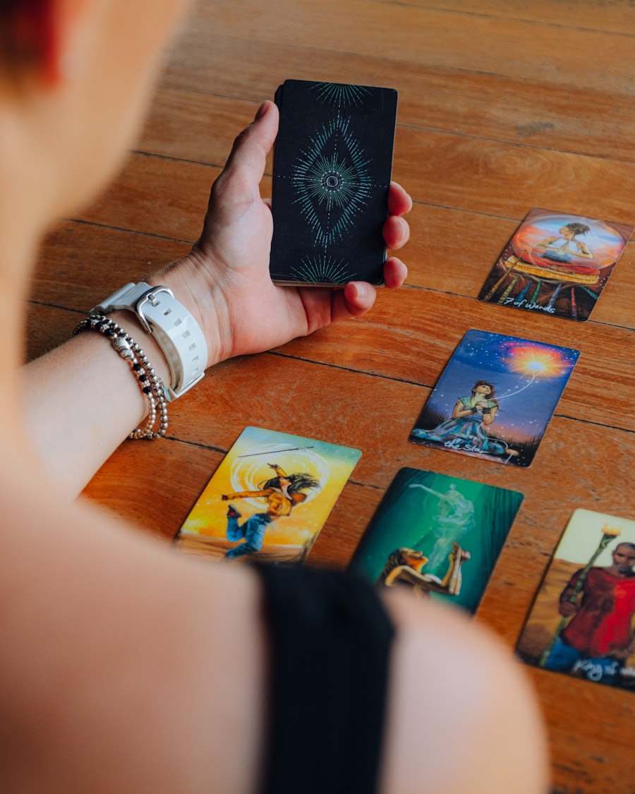 María Romera durante una lectura de cartas de tarot sobre una mesa de madera
